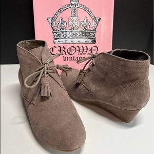CROWN-VINTAGE “Spark” Genuine Suede Taupe Brown Wedge Tie Ankle Boots 8M EUC